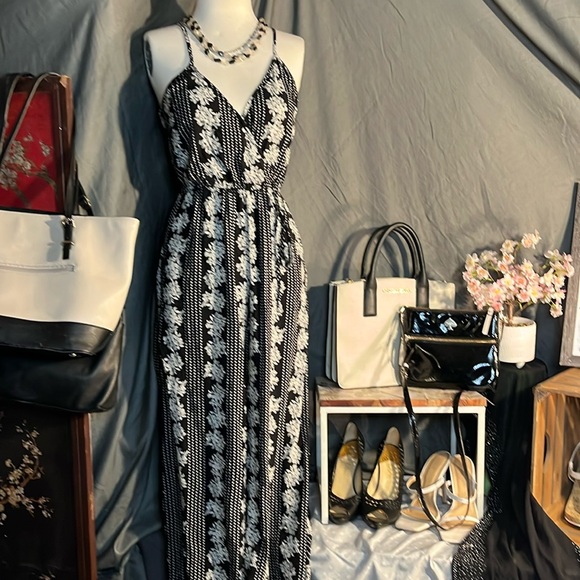 Black And White Romper XS Band Of Gypsies. So cute! Boho plunge neck and back. - Picture 1 of 1